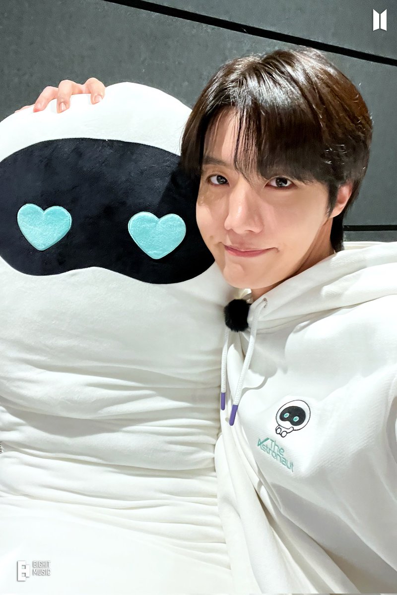 sugadboy's tweet photo. Comunicado | Alistamiento militar y planes futuros de #JHOPE

"Nos gustaría informar a nuestros fans que j-hope ha iniciado el proceso de alistamiento militar, solicitando la terminación de su aplazamiento del alistamiento.
Les informaremos de más actualizaciones a su debido (+) https://t.co/z6WIZsGnnG