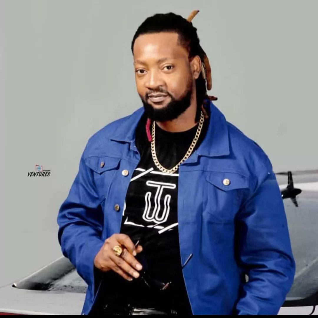 Roki_zw is a versatile musician, song writer, and dancer who among other artistes popularized the Urban grooves  genre. He featured on leonard Mapfumos hit song 'Seiko' which topped the charts in the early 2000s.
He won best collabor in the Zima22 edition 🔥🔥🔥