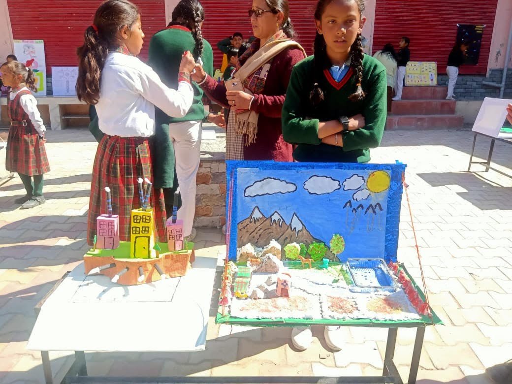 MYBharatHQ's tweet photo. The Catch the Rain Campaign, which was launched by @NYKKULLU1 in collaboration with Gurukul International School, featured a competition for presentations on water conservation models.

#CatchtheRain #Waterconservation #saverainwater #sciencemodels #Youth #India https://t.co/aixMRDYt1I