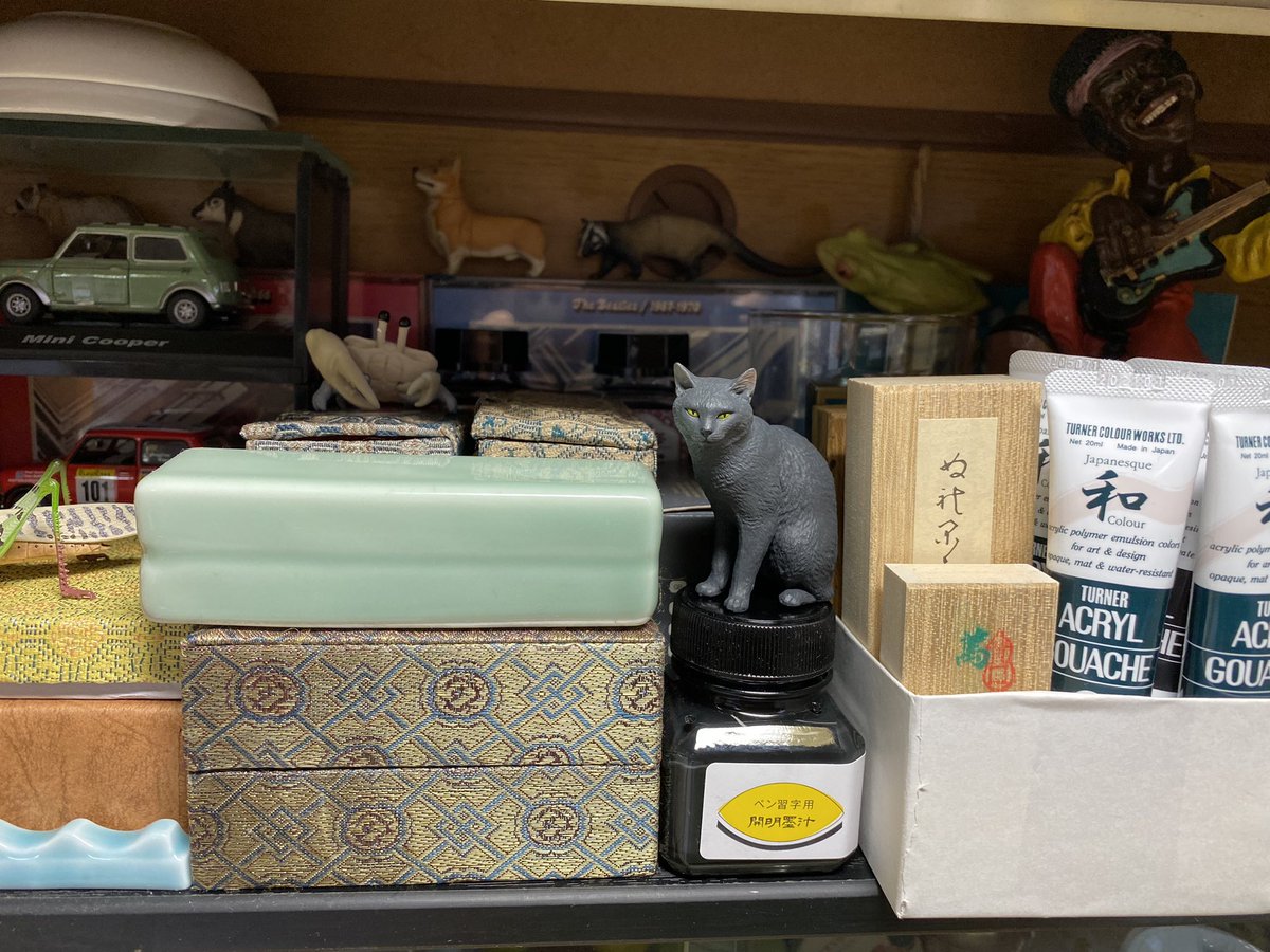 Koz_sid's tweet photo. 書斎コーナーへ少し前に参戦してきた黒猫さん。繁忙期で書道もペン字もなかなかできていないからか「koz、励めよ。」と言われてる気がする…励みます笑 https://t.co/ovEvgRqmva