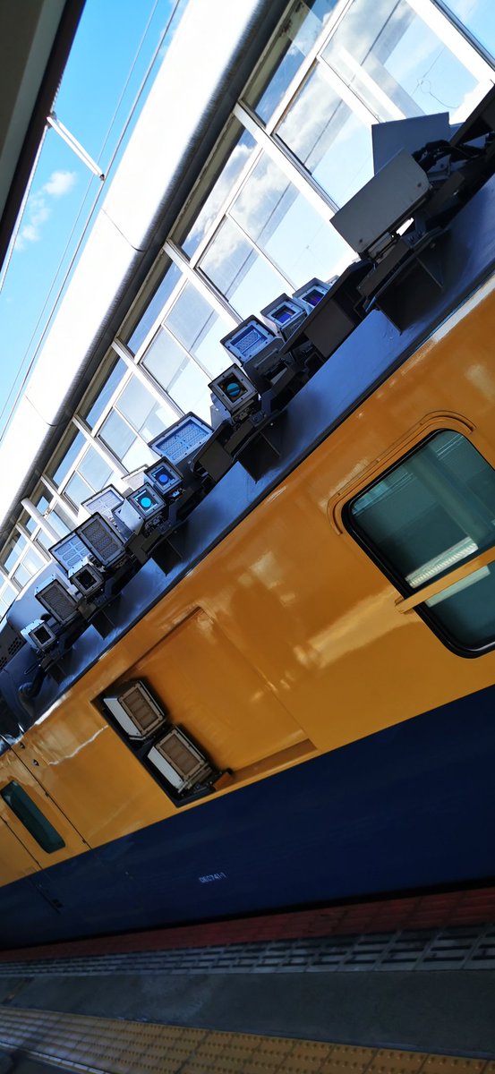 SOUND450's tweet photo. 三原駅で電車待ってたらなんかスゲーの来た！

カメラとかレーダーみたいなんいっぱいついてた！
　　
なんかのテスト車輌なんだろうか https://t.co/DchK4YQKuQ