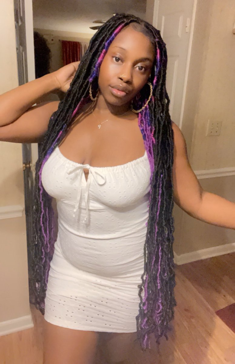 PurpyJane's tweet image. When you can model your own work 😮‍💨 #bigpurpnotthelilone #fauxlocs #colorlocs #bookthelook