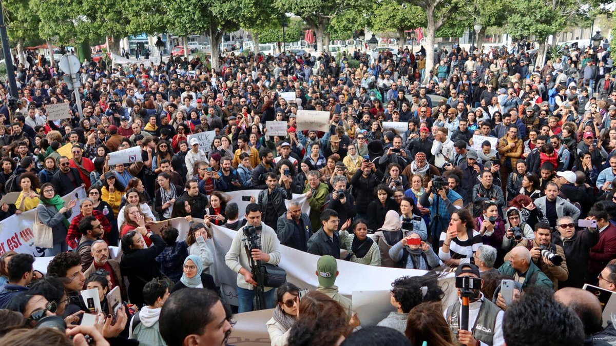 RFI's tweet photo. Tunisie: malgré une manifestation de soutien aux migrants, la situation est tendue pour les Subsahariens https://t.co/thj7FaCNQx https://t.co/ybF73c0kvt