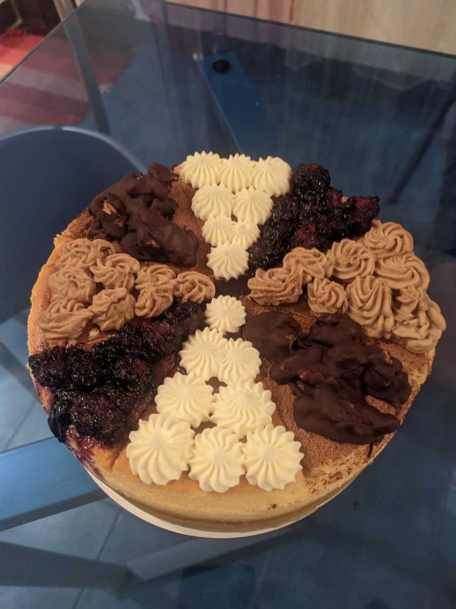 romilmds's tweet photo. El cheesecake aquí, con varios toppings porque... difícil decidir #ECDQEMSD https://t.co/LjYb5Al0AE