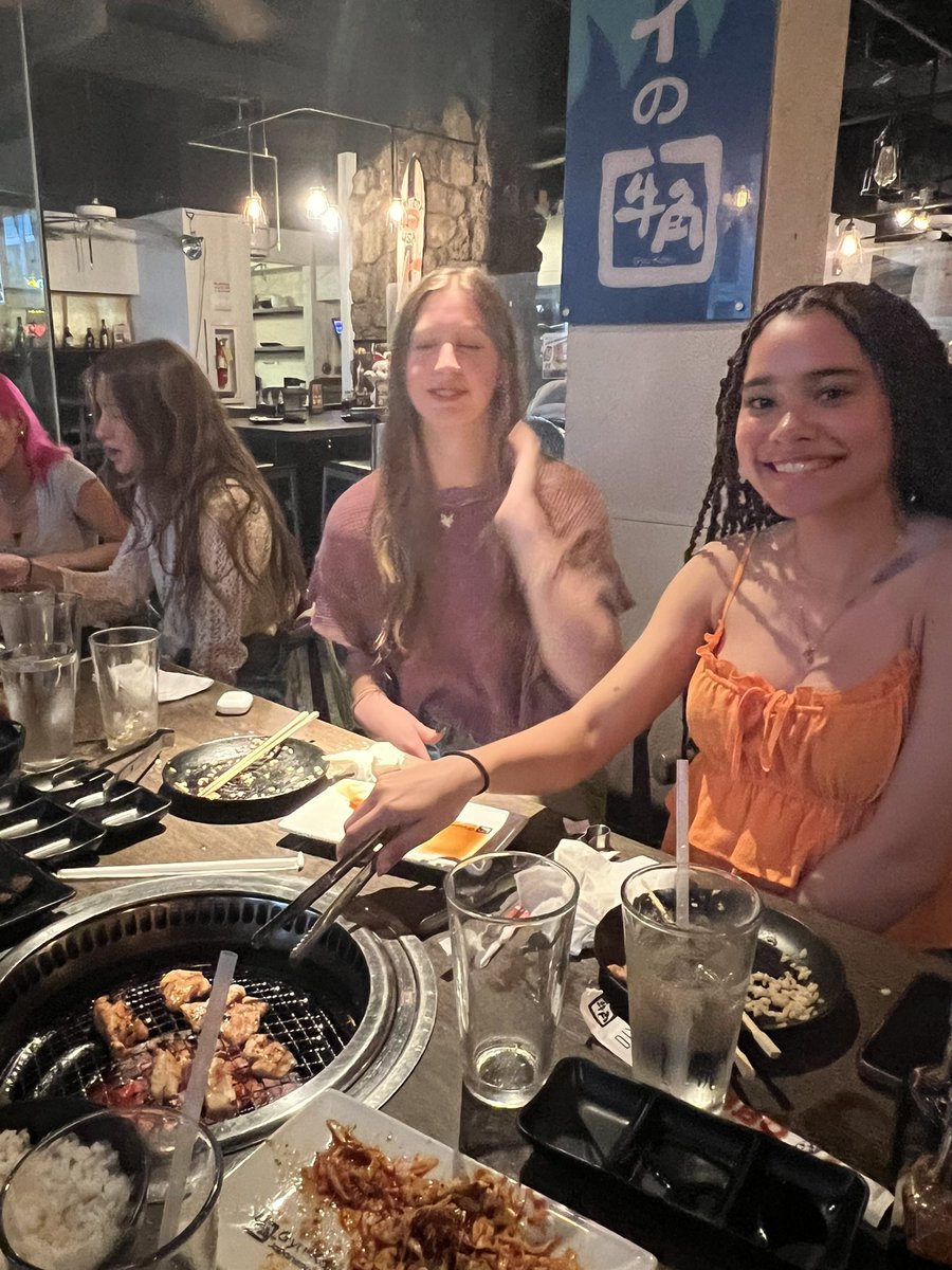 HMW cook our own Hawaiian feast? Team Hawai’i showed their BBQ skills by grilling a tasty dinner in Waikiki #mvhawaii2023 #masterchefjunior #betterthangreece