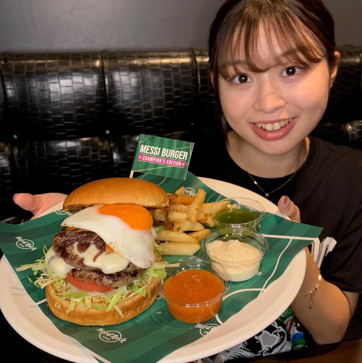 hrc_tokyo's tweet photo. リオネル・メッシ選手考案のバーガー⚽
3種のソースと共にお楽しみにいただけるスペシャルバーガーは明日まで!
#HardRockCafe #ハードロックカフェ #ハードロックカフェ東京 #HardRockCafeTokyo #LetsGetMessi #MessiBurger #メッシバーガー #LionelMessi #六本木バーガー #六本木グルメ https://t.co/OIRq8Mjz9b