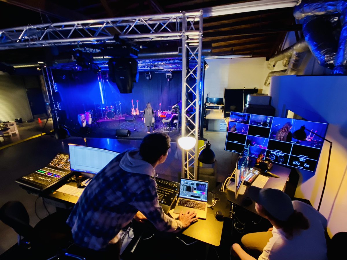 Atyah698's tweet photo. Wow fantastic show today by @TheMusicalDoc to celebrate her first Paradise Rose NFT drop and song release. Live concert in #DCL #TRUBandRoom here’s some BTS of our set up. Big ups to Doc’s entire team. Great people, beautiful music, best time ever! @Uniquehorns_nft #NFT #web3 https://t.co/Cj0suoJIHB
