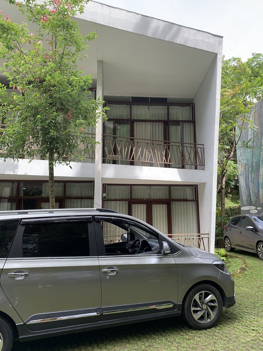 kiaraless's tweet photo. Mau rekomendasi salah satu villa yang worth to try kalo liburan ke bandung. Bentuk kamarnya kayak paviliun, 1 paviliun ada 4 kamar (atas bawah) &amp; tiap kamar non smoking, tp yg ngerokok gaperlu khawatir soalnya tiap kamar ada balkonnya. Harga? Start from 300rb an aja https://t.co/LaNYsvTSCj