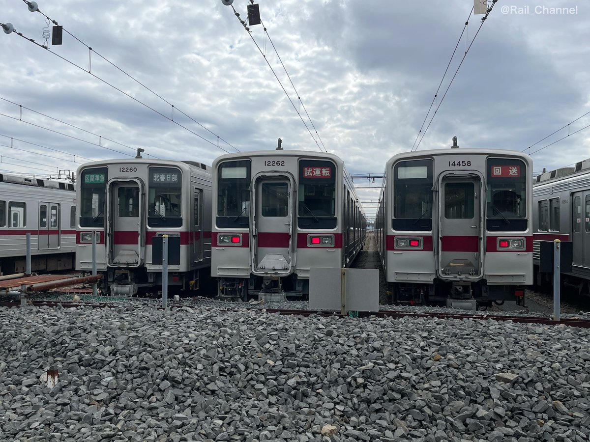 Rail_Channel's tweet photo. 2023.2.23と2023.2.25の #春日部支所
 23日は #11801F 入庫後に #11262F が入換。25日は定位置に戻り通電留置。#11801F は25日の午前中に洗浄してて、両側のドアが開いてましたね。営業復帰までもう少し。#8570F はパン下げ

#10000型 #10030型 #8000系 https://t.co/cR0BCQiWNX