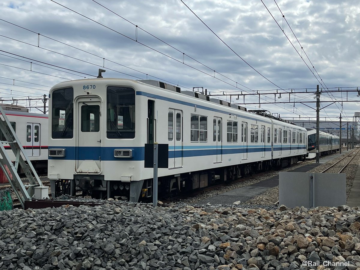Rail_Channel's tweet photo. 2023.2.23と2023.2.25の #春日部支所
 23日は #11801F 入庫後に #11262F が入換。25日は定位置に戻り通電留置。#11801F は25日の午前中に洗浄してて、両側のドアが開いてましたね。営業復帰までもう少し。#8570F はパン下げ

#10000型 #10030型 #8000系 https://t.co/cR0BCQiWNX
