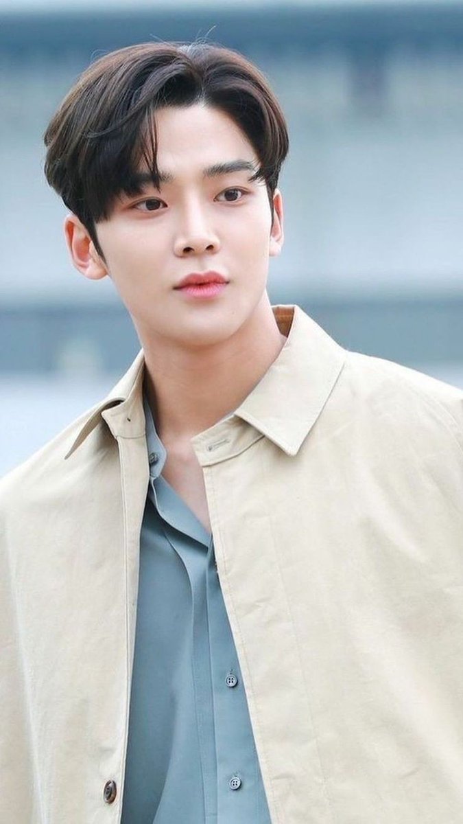 Sang Wira memperkenalkan diri terlebih dahulu sebelum mempersilahkan para penyihir menaiki kapal. “Selamat siang semuanya. Dengan Davin Anderson di sini sebagai pemandu pertama diperjalanan singkat siang ini. Kalian dapat memanggil saya dengan sebutan Profesor Davin.”