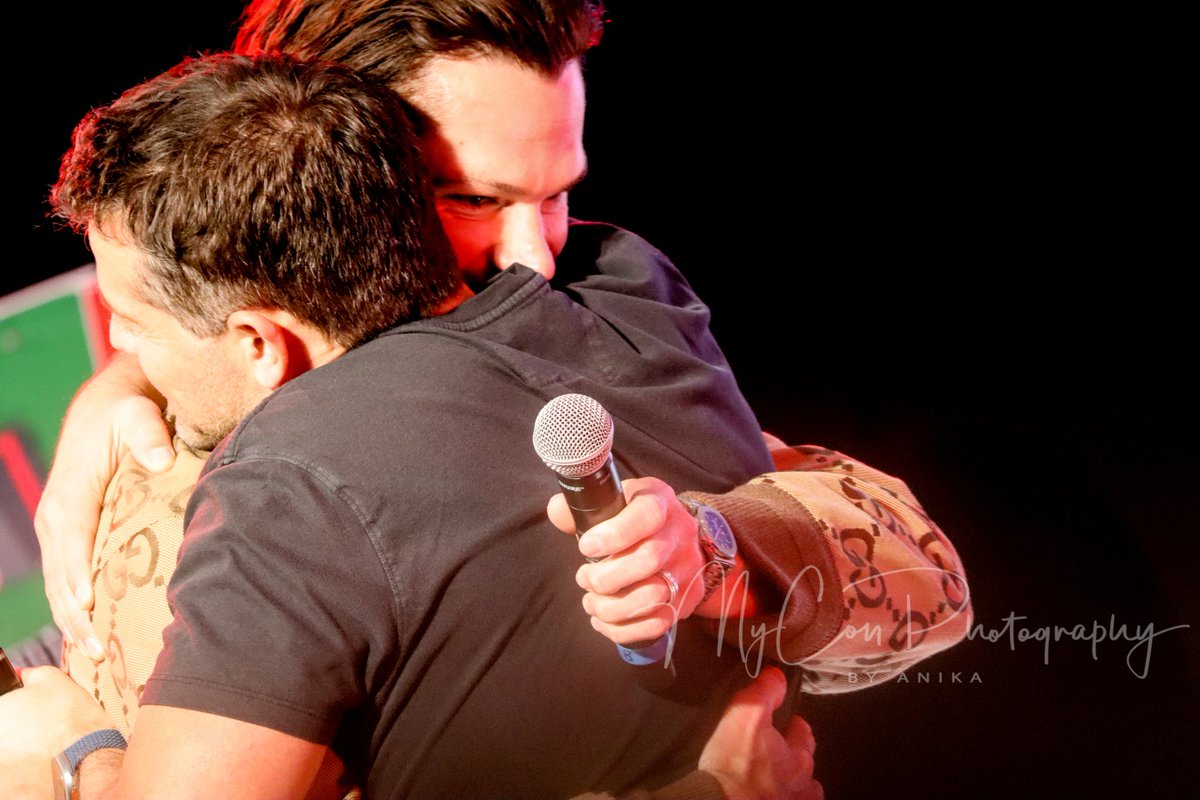 Hugs 🤗
Jared & Misha 
#jib11 #jusinbello #jibweekpic #jibweek 
#spnfamily #walkercw #gothamknights