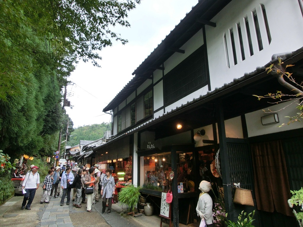 shanehashi's tweet photo. 鳥居本の様子です。Many souvenir shops, museums and Japanese restaurants are located along the street in Saga-Toriimoto:
https://t.co/YhvA8YV8eh

Explore Historical and Exotic Japan
https://t.co/z4xapxgXxh

@shane_hashimoto
#鳥居本 #重伝建地区 #京都 #嵯峨野 #kyoto #Sagano https://t.co/y57dhZCxMr