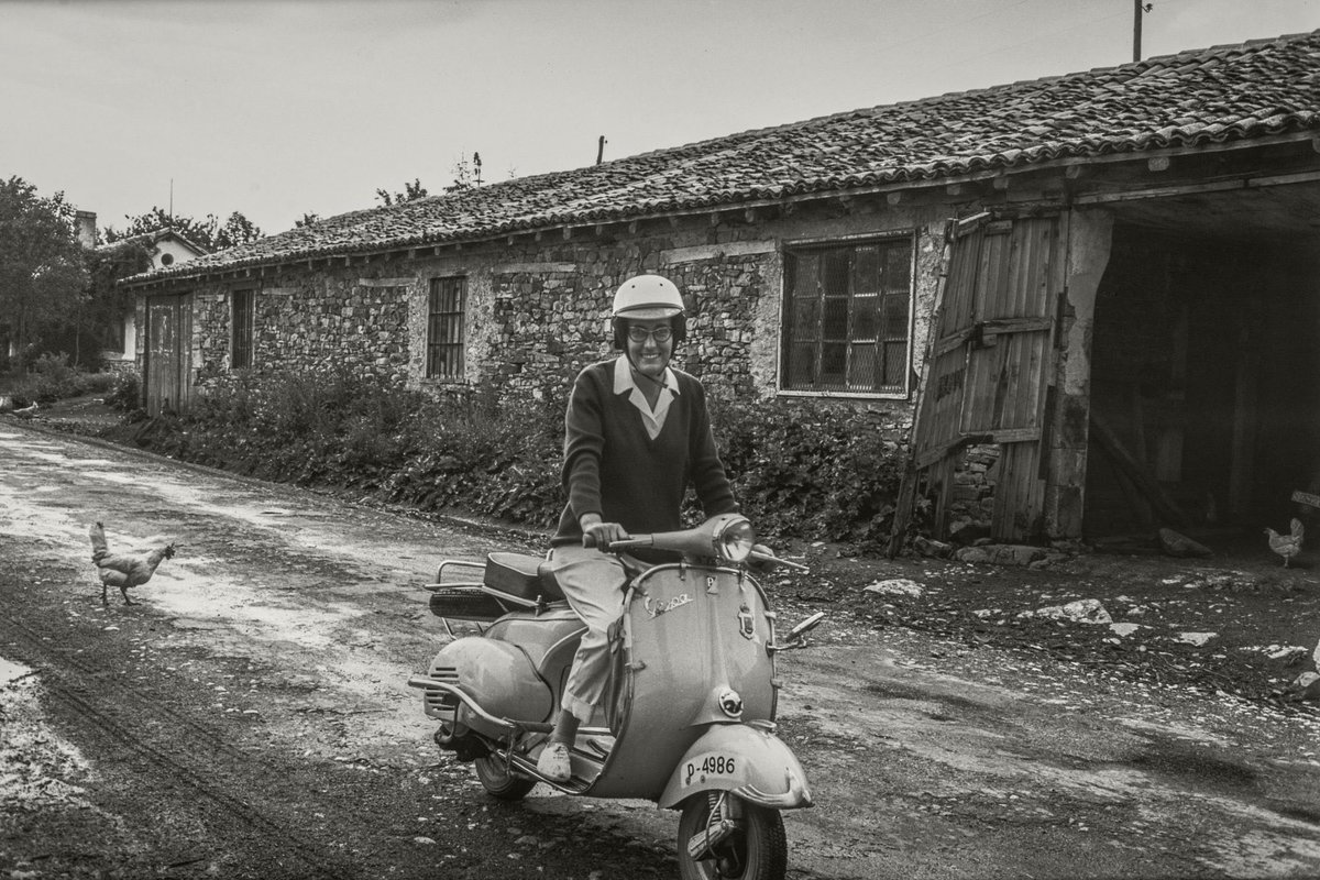 LaPeliculera's tweet photo. Al habla @eadeeva ✨
Hoy os hablamos brevemente de la vida y obra de una fotógrafa pionera y autodidacta que supo atesorar el mundo en el que vivía y aportar una visión distinta sobre la España rural de la posguerra: la gran Piedad Isla. https://t.co/R1VeFY0A7j