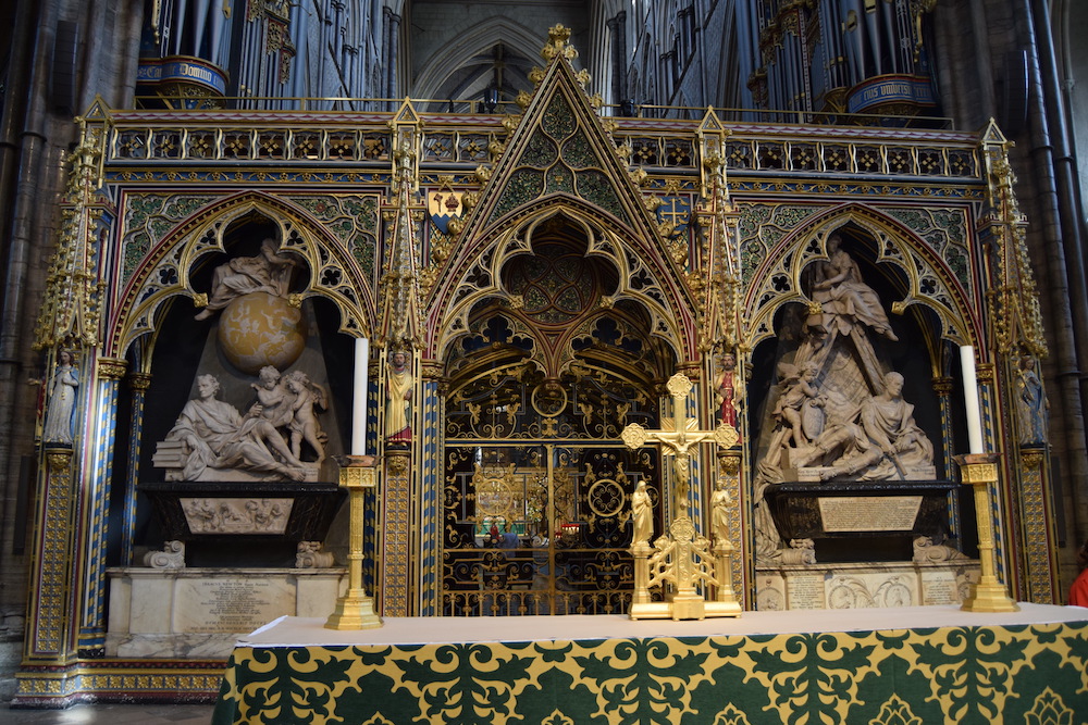 guidelondon's tweet photo. Happy Sunday! Today we are back at #WestminsterAbbey taking in a view of Scientist Corner. It is the final resting place of great astronomers, physicists and naturalists including Sir Isaac Newton, Charles Darwin and Professor Stephen Hawking. Photo: © David Streets. #BlueB ... https://t.co/PF8euOvlhd
