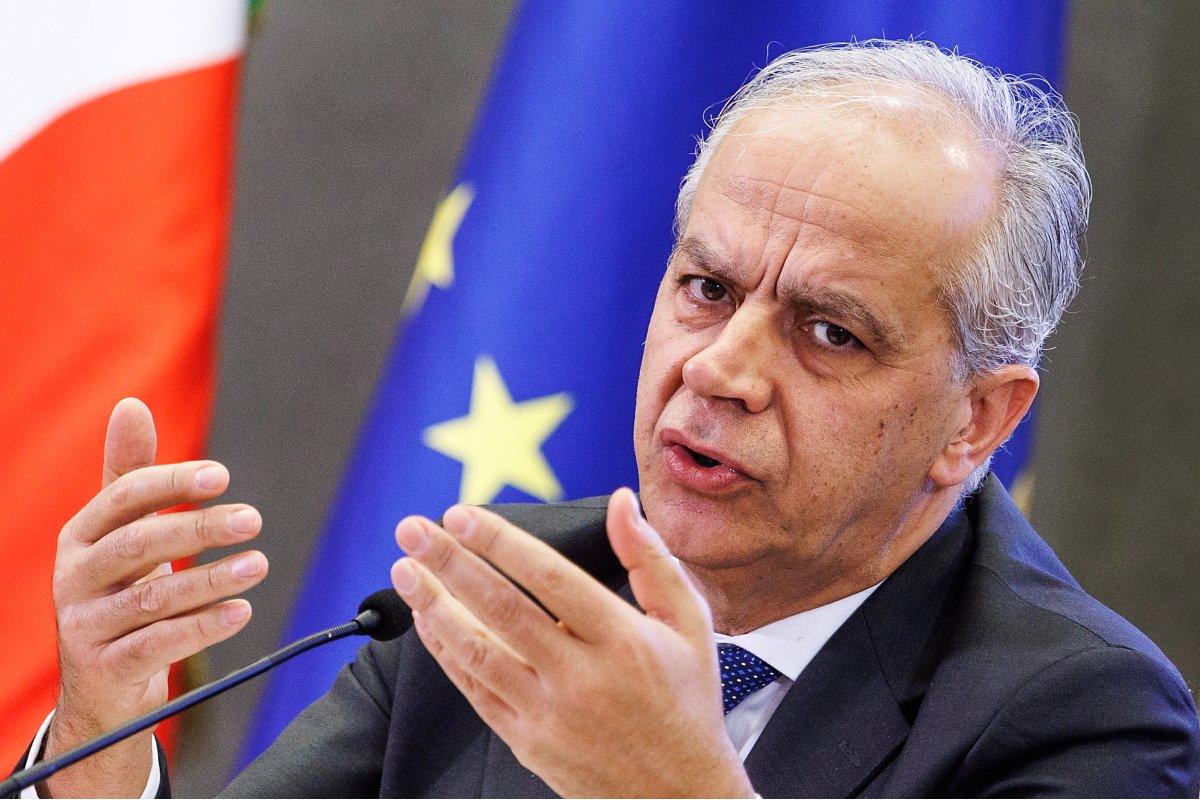 anperillo's tweet photo. Strage #migranti a #Cutro, il ministro #Piantedosi: "Tragedia immane" 🚨 Tutti gli aggiornamenti sul sito @TgrRai @TgrRaiCalabria 
https://t.co/sXStOdnThl. https://t.co/jUwelVSZAE