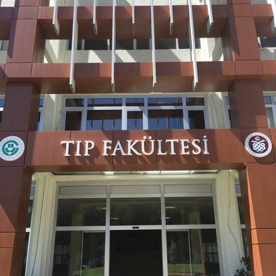 drhfurkan's tweet photo. Yarım asırdır insanlara umut olan köklü hastanemiz dağılmasın. Biz bir aileyiz. Dağılırsak bir daha toparlanamayız. 
#ÇÜTFdağılmasın https://t.co/i8MxKat4f4