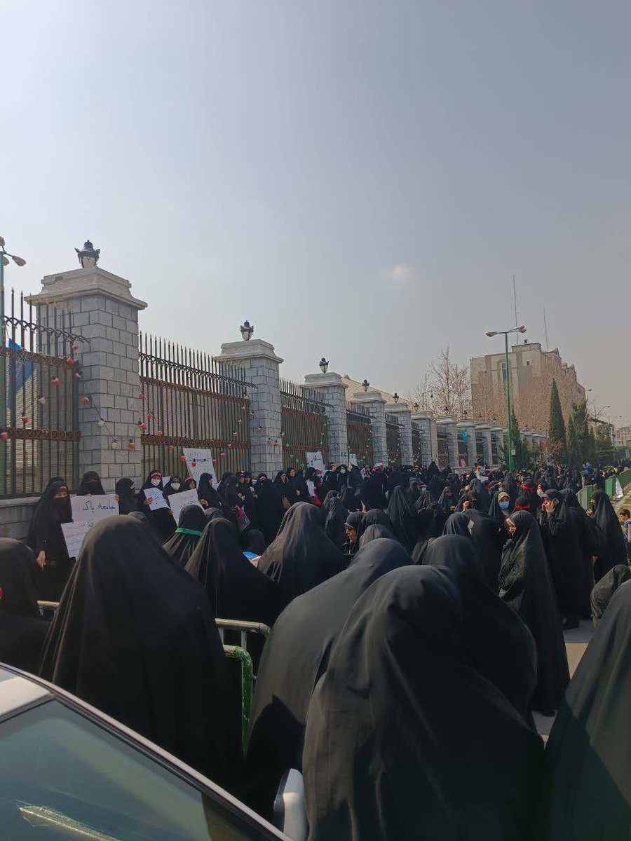 HajizadehMoloud's tweet photo. در روزی که قیمت #دلار رسیده به #۶۰_هزار_تومان ، یک عده به این صورت رفتن جلوی مجلس تجمع کردند در مطالبه اجرای قانون #حجاب. https://t.co/7qzabx8rTw