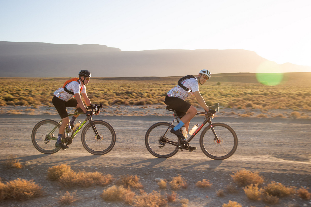 bikehubber's tweet photo. Dusty Day and Yolande de Villiers emerged victorious in a war of attrition against the wind, as much as against the brutal R355 gravel road, at the 2023 News24 @karooburn yesterday 

https://t.co/PBkGvNa54O https://t.co/tL69mdMkZr
