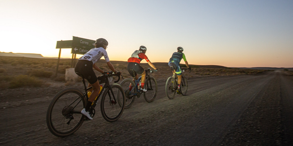bikehubber's tweet photo. Dusty Day and Yolande de Villiers emerged victorious in a war of attrition against the wind, as much as against the brutal R355 gravel road, at the 2023 News24 @karooburn yesterday 

https://t.co/PBkGvNa54O https://t.co/tL69mdMkZr
