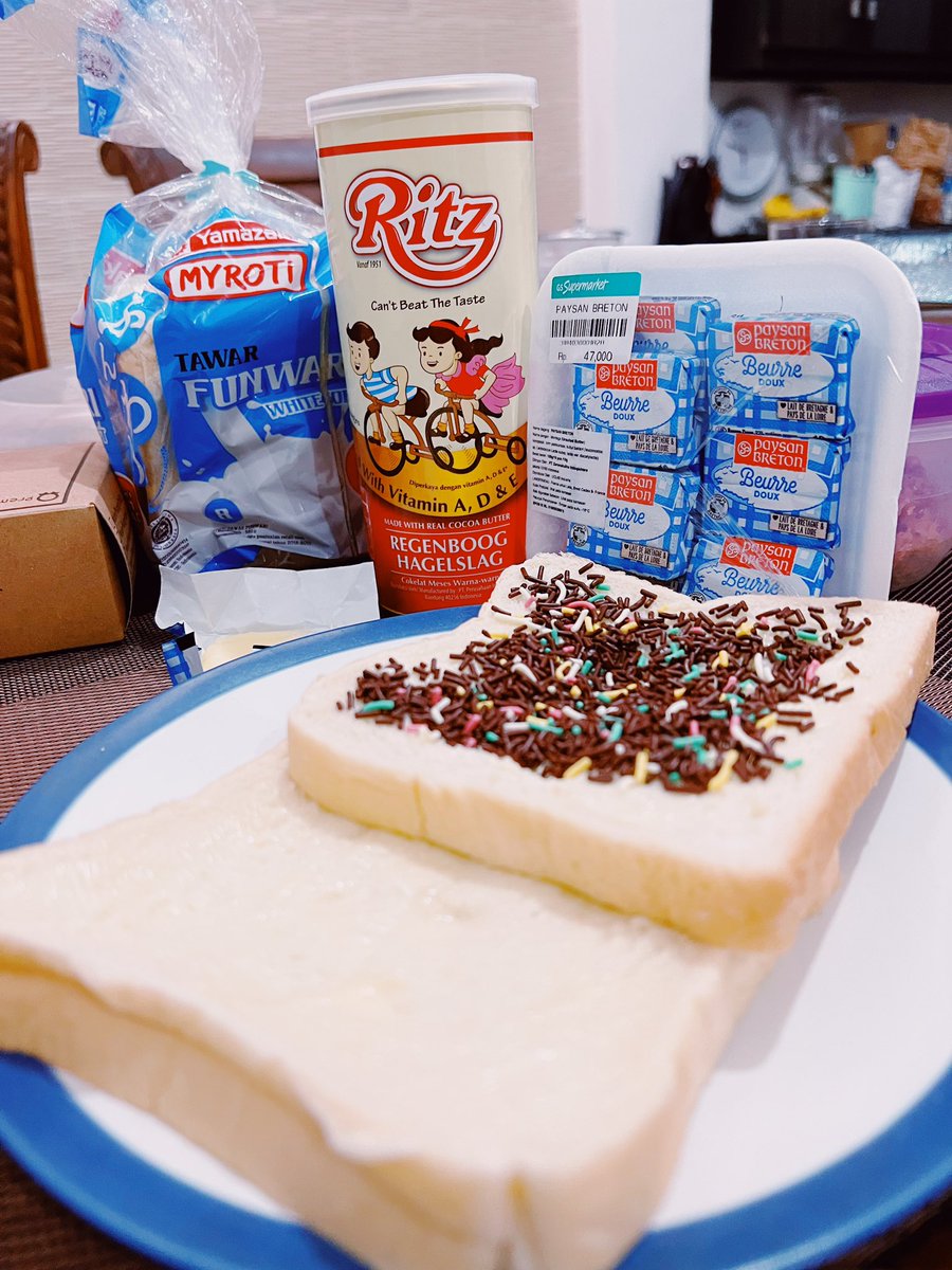 Darryl_Wezy's tweet photo. Temen2 gw pada nanya karena anak2nya suka “roti Om Weji”. Tiap maen ke rumah pasti anak2 ini nagih ke gw.

Gw tanya, enak dari mananya? Kata mereka, wanginya beda ga kayak bikinan di rumah. Gw makin bingung. Akhirnya gw kasih tunjuk bahan2nya, skrg mereka rame2 ke supermarket. 😅 https://t.co/yrTZlgfdkz