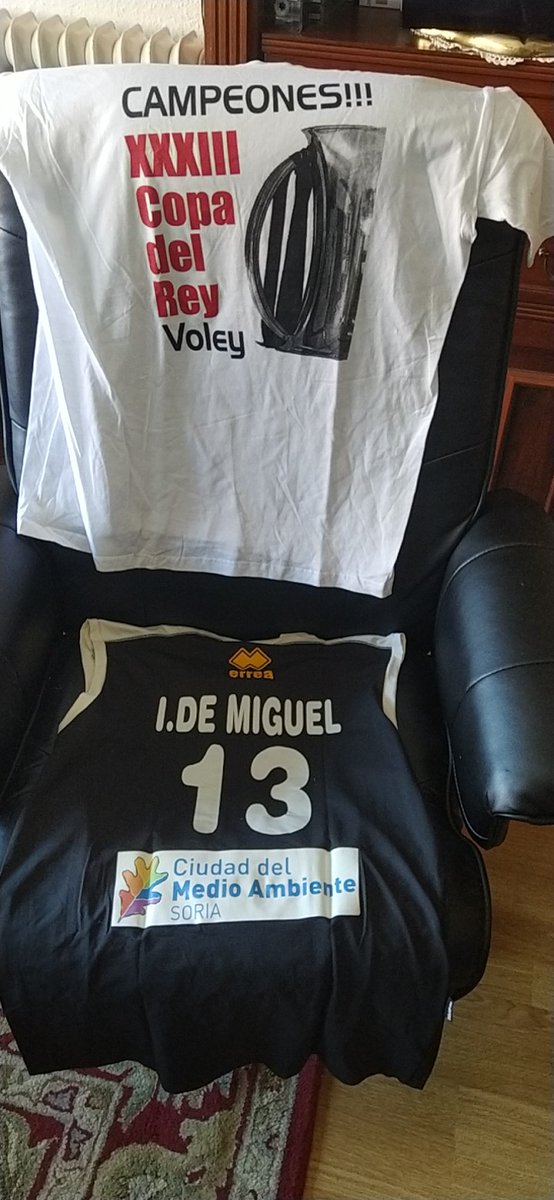 XemariBarriada's tweet photo. @rioduerovoley He sacado del cajón éstas que fueron las últimas que levantaron la copa. Esta noche dormirán acompañadas de otras campeonas https://t.co/CioCNnEuLt