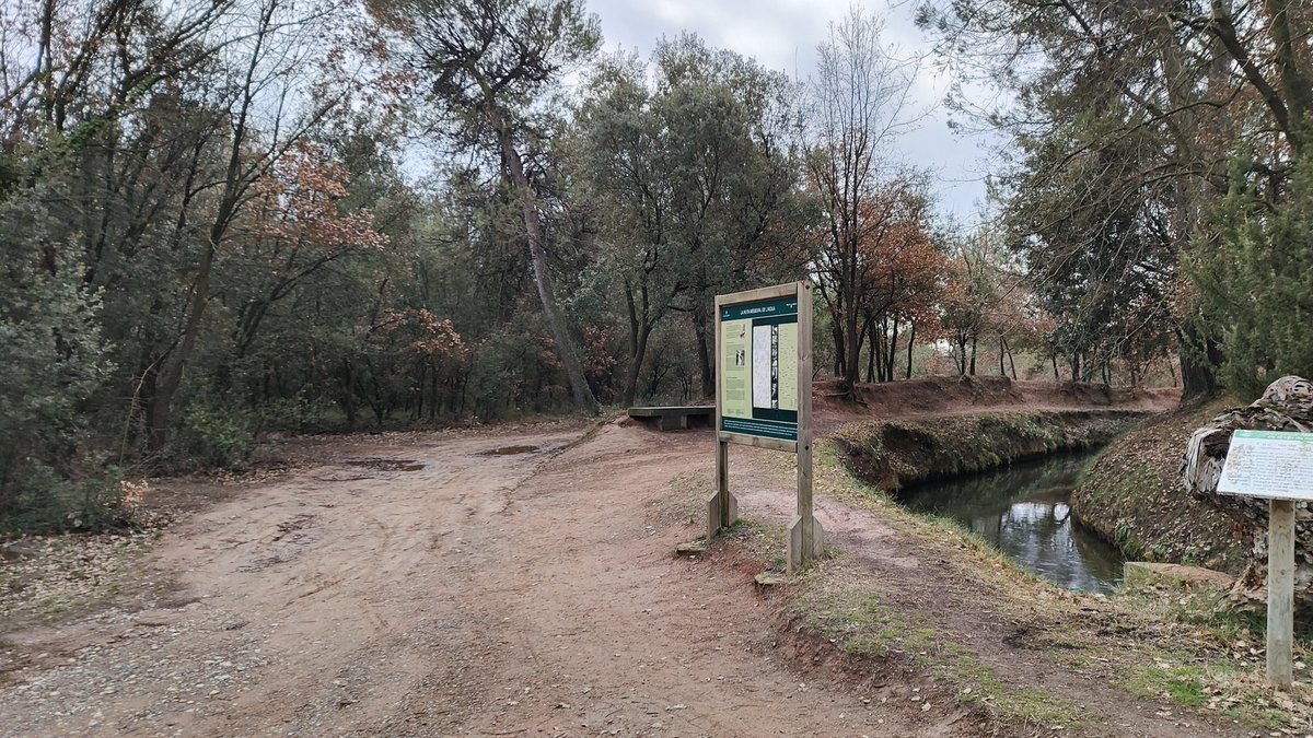 BatecAnimal's tweet photo. No se si aquesta imatge és molt digna de la #Transéquia, @aiguesmanresa @parcdelasequia.
En tot cas, no hi havia senyal de batuda a la cruïlla del mas Martorell amb la Séquia. https://t.co/ZxflLy6i58
