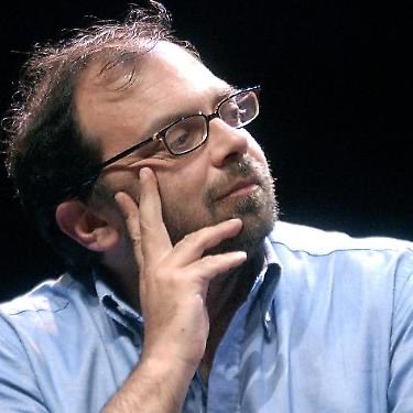 Curzio Maltese era un fuoriclasse, un artista del giornalismo, un amico meraviglioso, un proletario assetato di bellezza, cultura, giustizia, allegria. Averlo perduto così presto lascia affranti