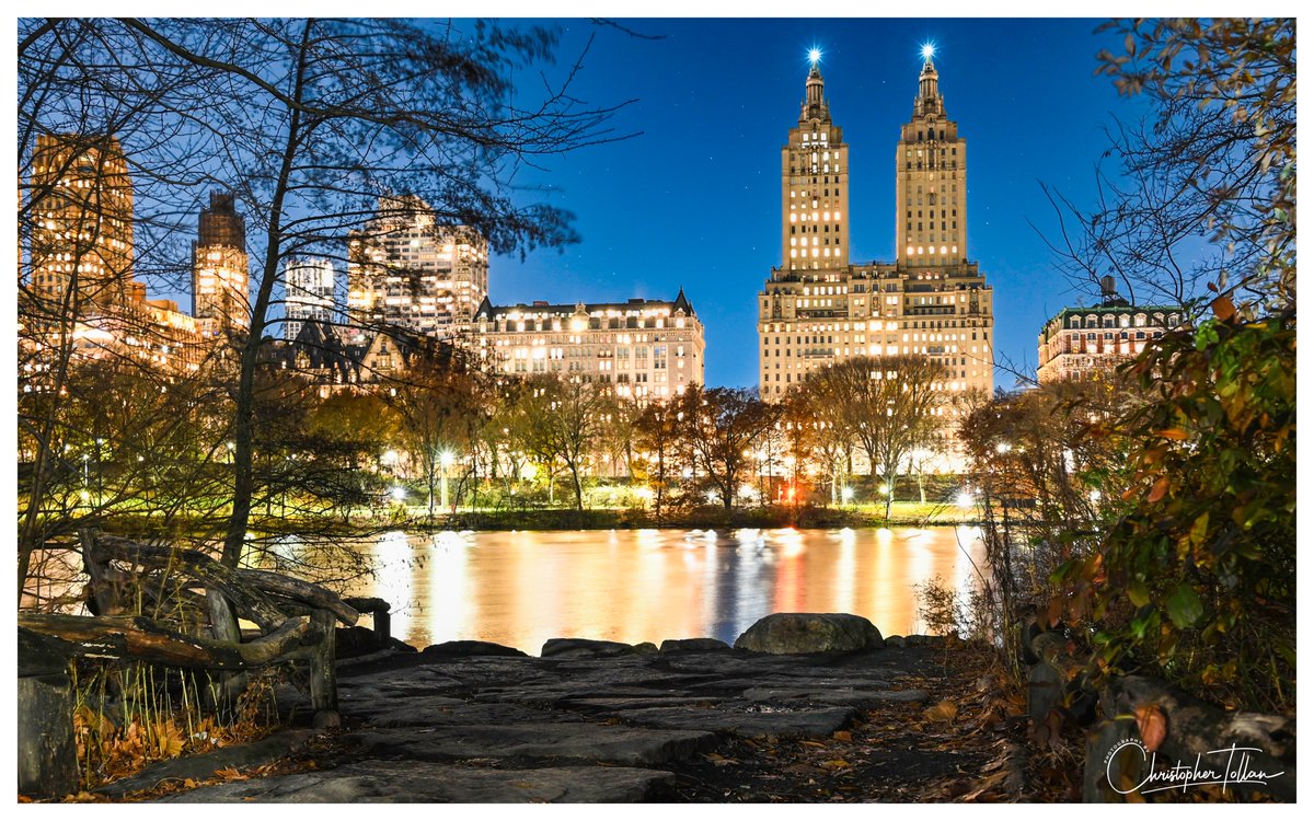 ctollanPhotos's tweet image. A night from #CentralPark looking over #TurtlePond to the San Remo apartment building on the west side. 
#cityatnight #manhattan #newyork #architecture #parklife #eveningglow