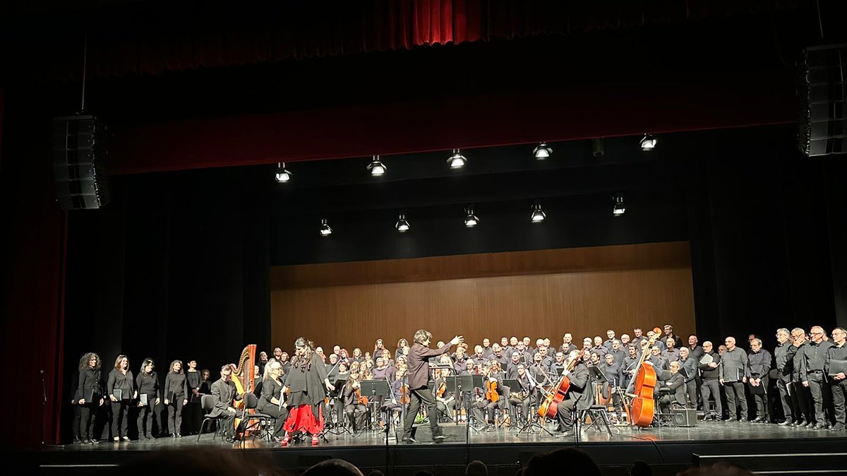 CoralFilo's tweet photo. Ahir al vespre vam oferir un nou concert del Magnificat de John Rutter a @AtriumTeatre 
Gràcies a tots els qui ens van acompanyar en tan "magnífica" vetllada. Especialment al
@corgregal1 https://t.co/xyOerLp2vB