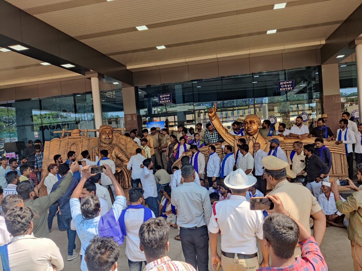 मराठी भाषिकांची आणि दलित संघटनांची आग्रही मागणी असताना देखील छत्रपती शिवाजी महाराज ,भारतरत्न डॉ.बाबासाहेब आंबेडकर यांच्या प्रतिमा लावण्यास नकार देणाऱ्या केंद्र सरकारच्या नाकावर टीच्चून मराठी भाषिकांनी #बेळगाव रेल्वेस्थानकास घेराव घालत दोन्ही महापुरुषांच्या प्रतिमा स्थापित केल्या.