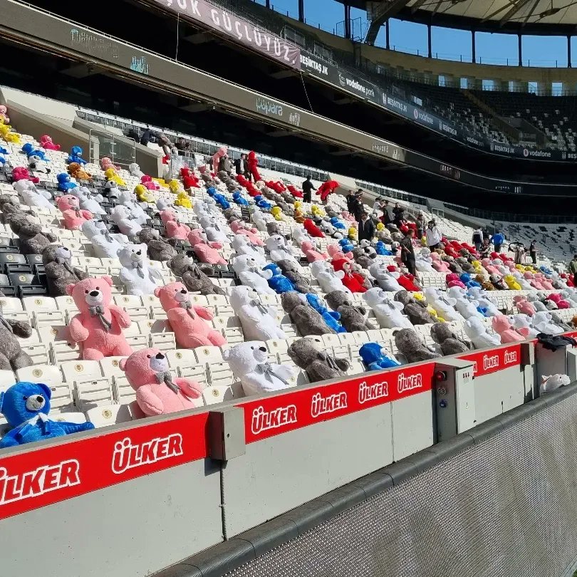 Fotoğraf ve video çekmeyi seven arkadaşlar !! İşte size fırsat😉  BİZ 6.15 DE SAHAYA İNİP TRİBÜNLERE PELUŞ OYUNCAK FIRLATIRKEN..++.DEV AYILARLA GÖRSEL YAPARKEN....4.17 DE SAHAYA PELUŞ VE ATKI YAĞARKEN...ÖZELLİKLE KAPALI ALTIN ÜST KISIMLARINDAKİ DEV AYILARIN 4.17 DE ELDEN ELE ALT