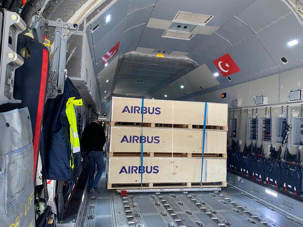 Bu sabah Airbus bir başka geçici konaklama kiti teslimatını daha gerçekleştirdi. Her kit; çadır, su arıtma cihazı, jeneratör, ısıtıcı ve aydınlatma içeriyor. linkedin.com/feed/update/ur…