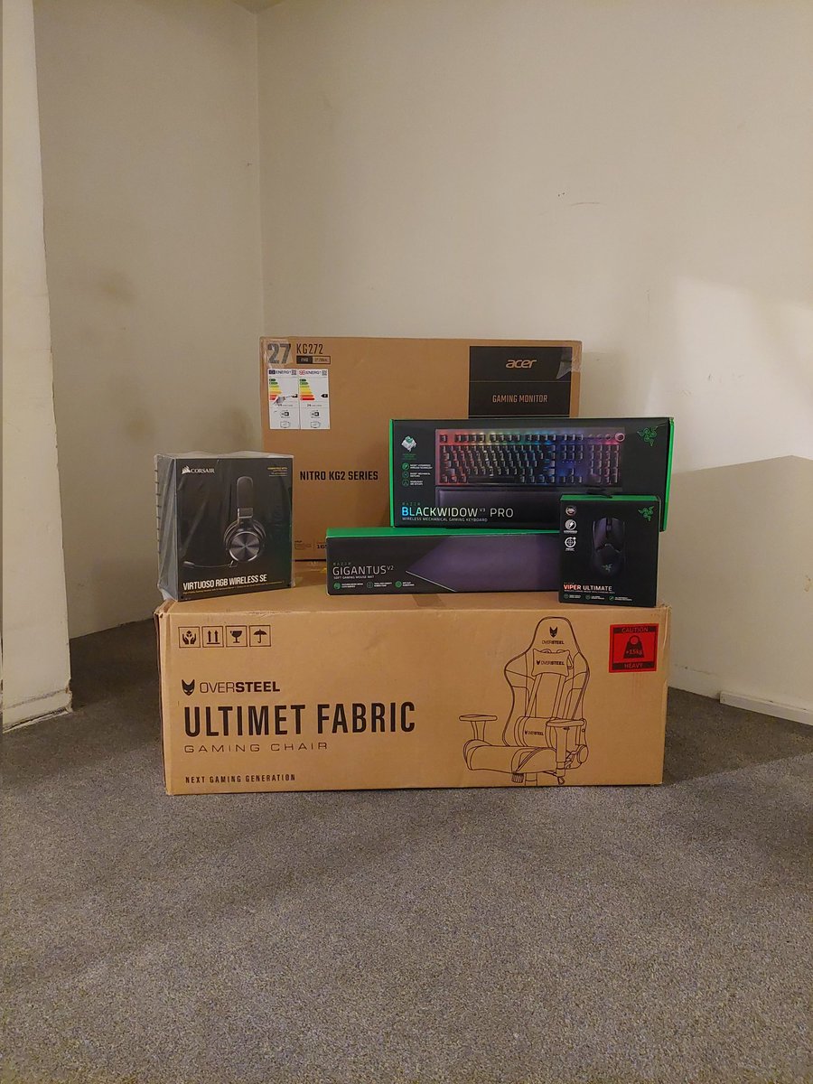 lHunterl__'s tweet photo. As said previously got another one of these bad boys @Acer and lots more GOODIES @Razer @CORSAIR @OversteelGaming will post a finished #GamingSetup a little later today. Stay Tuned https://t.co/hMjwjpVQse