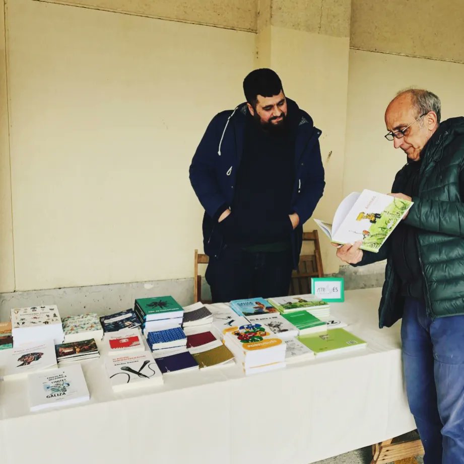 AtravesEditora's tweet photo. Aqui estivemos!🤗
Na feira de @abertosaogalego em Alhariz📚
Com muitos projetos e muitas leitoras e leitores curiosos🤓📖
#atraveseditora #alhariz https://t.co/aGs0GsWBbr