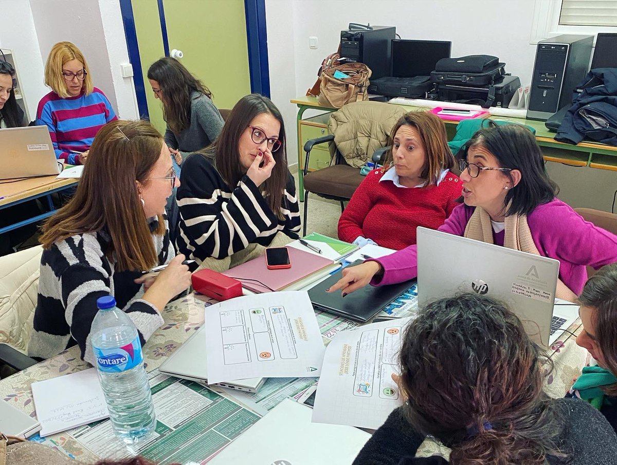 Fati_ti's tweet photo. Esta semana hemos comenzado con la formación en centros #lomloe y #SdA en el CEIP Los Sauces (El Saucejo). 
Un claustro muy 🔝

@ceposunaecija @EducaAnd @FormacProfAnd https://t.co/BHcwT5prWE