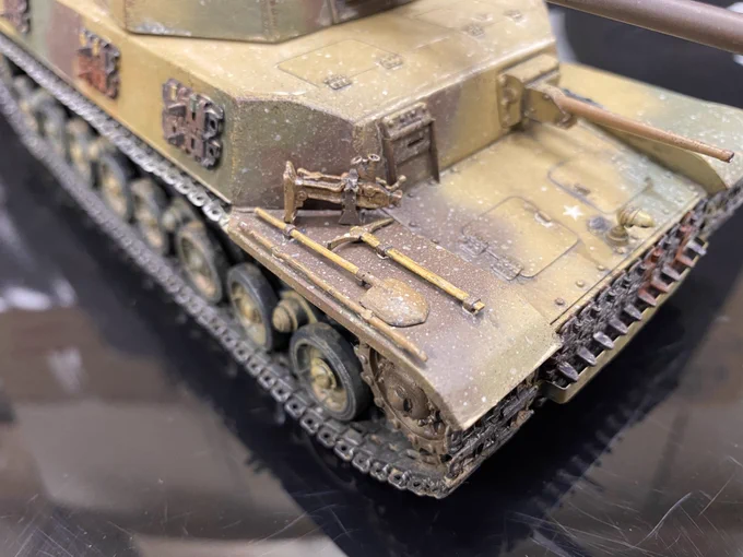 グムカの五式中戦車チリ完成しました。プラ、メタル、レジンのハイブリッドキットでしたが非常に組みやすいキットでした。土工具はメタル製の物が付いてきてましたが、曲がっていたのでジャンクパーツを流用しました。 