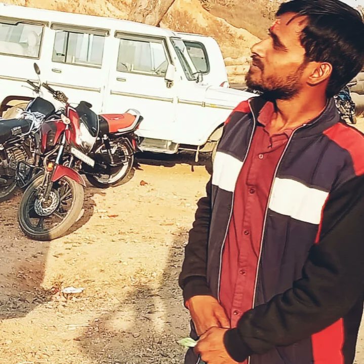 SunilShah4444's tweet image. सिंगरौली - बरगवा ( गोरबी कसर गेट खोड़वा मेला के नाम से एक कई फिट पहाड़ी के ऊपर स्थिर मंदिर है वहा जाने पर बहुत अनोखा पहल मिला 

कोई  खास  खूबी  तो  नहीं  मूझ  में  बस  तेरी  भक्ति  का  रंग  है
और  कुछ  पाने  की  तमन्ना  नहीं  जब  तू  संग  है.

#sunilshah