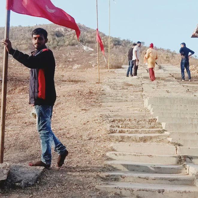 SunilShah4444's tweet image. सिंगरौली - बरगवा ( गोरबी कसर गेट खोड़वा मेला के नाम से एक कई फिट पहाड़ी के ऊपर स्थिर मंदिर है वहा जाने पर बहुत अनोखा पहल मिला 

कोई  खास  खूबी  तो  नहीं  मूझ  में  बस  तेरी  भक्ति  का  रंग  है
और  कुछ  पाने  की  तमन्ना  नहीं  जब  तू  संग  है.

#sunilshah