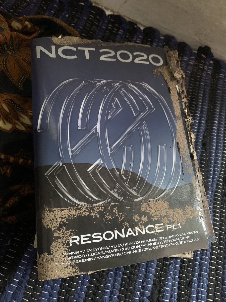 nctbigfan's tweet photo. Rip my resonance album and fuck you rayap 😡🖕🏻 sumpah bikin badmood https://t.co/UfEzURwjgH