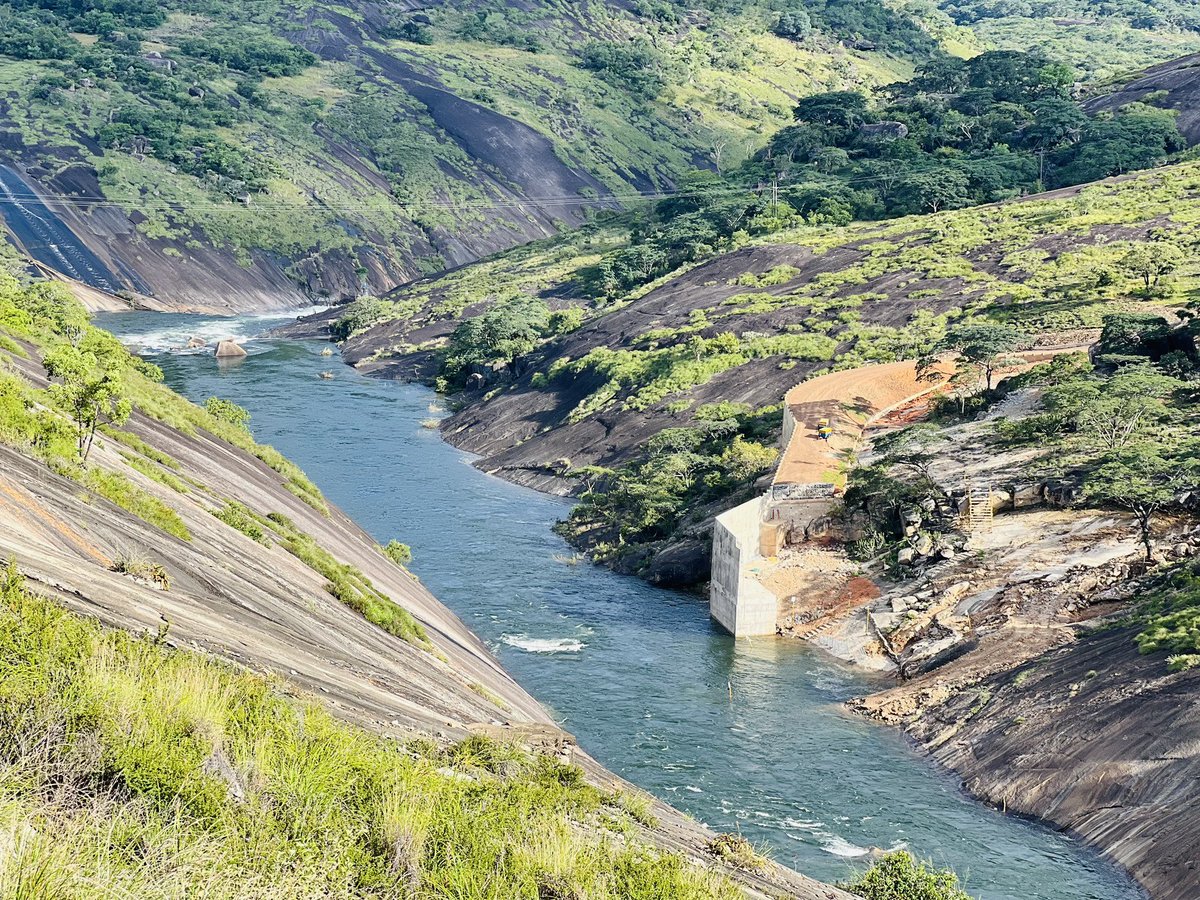 PTChimusoro's tweet image. Amazing to just watch the huge sheets of water flow on the Lake Mutirikwi! 

Also interesting to know that there’s a hydroelectricity plant project that’s underway, it will serve Masvingo. 

#TravelZimbabwe