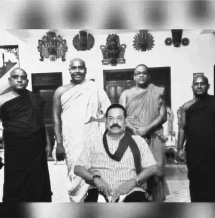 වාඩිවෙලා ඉන්නෙ ලොකු හාමුදුරුවෝ ..😂