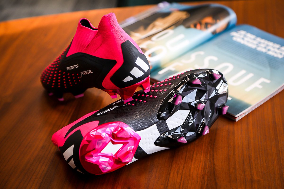 OnzeMondial's tweet photo. ⚠️ Jeu Concours⚠️
RT &amp; Follow @OnzeMondial pour tenter de gagner cette paire de crampons adidas Predator Accuracy, signée et portée par Youssouf Fofana à l’occasion de notre n°357 ! https://t.co/bRm51eKCAo