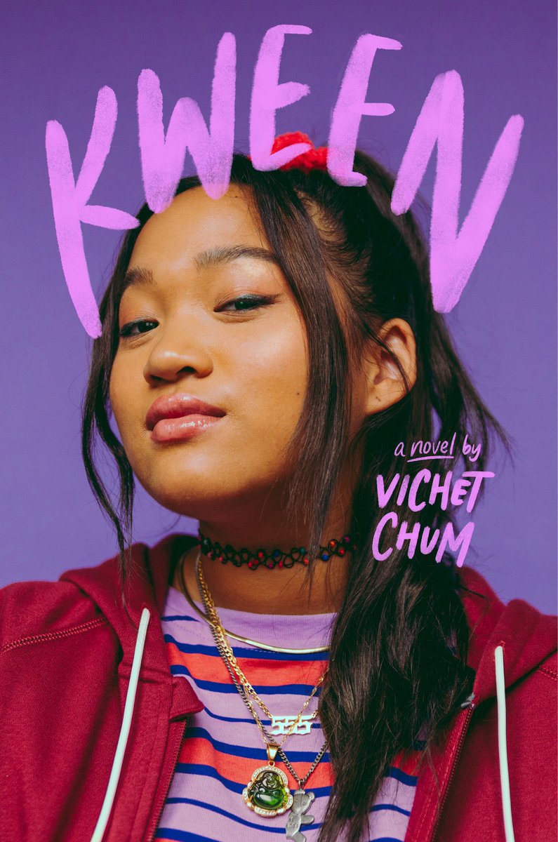 UniversoDSilvia's tweet image. ⚠️ATENCIÓN⚠️

Portada de #Kween de @VichetChum, saldrá el 3 de octubre.

Una adolescente camboyana estadounidense se vuelve viral y lucha con la cantidad de su complicada vida que debe compartir con el mundo.