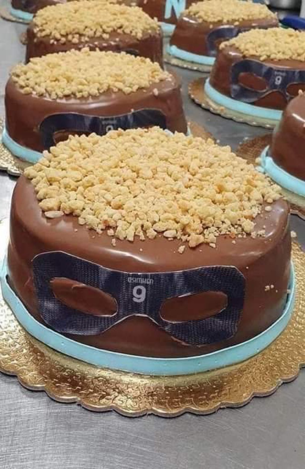 RT: بيع كيك على شكل رأس المهاجم... - It's Over 9000!