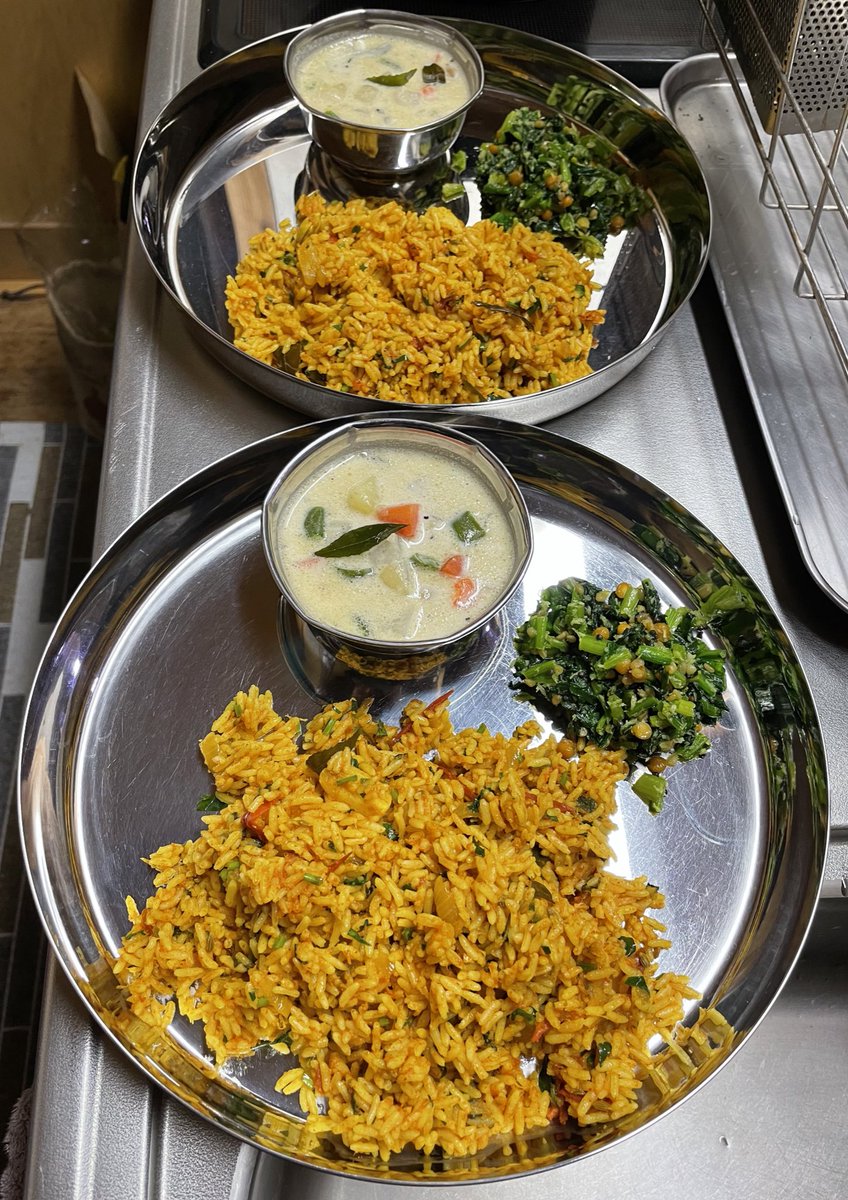 ShimanoDvs's tweet photo. இன்னிக்கி சுவையான மாலை சாப்பாடு.

・வெஜ் ஸ்டியூ
・பொரியல்
・தக்காளி சாதம்

#家ごはん #vegetablestew #poriyal #tomatorice https://t.co/jRSRSHKTOR