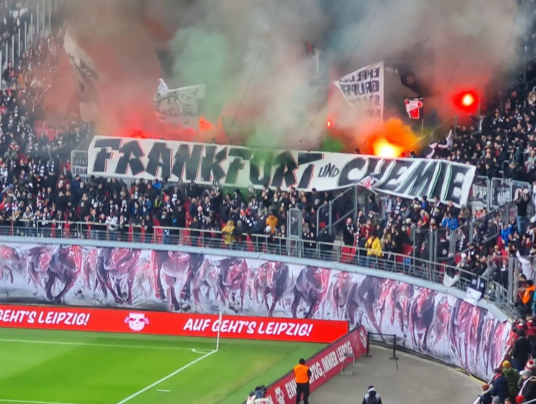 FasziFankurve's tweet image. #Pyroshow der #Eintracht #Frankfurt-Fans zur Freundschaft mit den #Ultras der #BSG #Chemiegestern. Alle Bilder gibt es hier: #SGE #RBLSGE faszination-fankurve.de/fanfotos/updat…