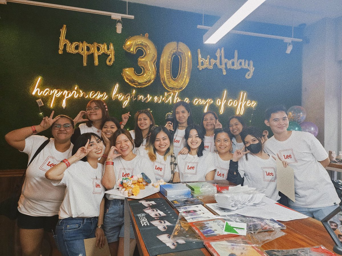 budenggs's tweet photo. Again, Happy Fucking Birthday, Sammy! @woosungofficial.
Thank you, @KimWoosungPH for organizing this event. 

Masaya din akong nakilala mga classmates ko. 🤣💗

#HappySammyDay #HappyWoosungDay #SammyAt30 https://t.co/fdyZJ8do3i