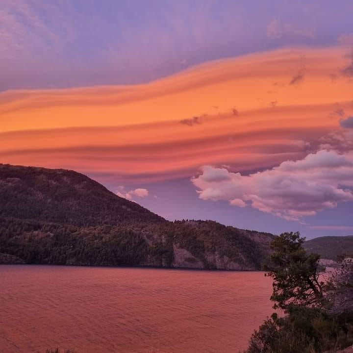 fm_dellago's tweet photo. Atardecer de ensueño.....Lago Lacar, Cerro Curruhuinca. San Martín de los Andes.
Foto: Carito Chiape https://t.co/0YYeL30s4U