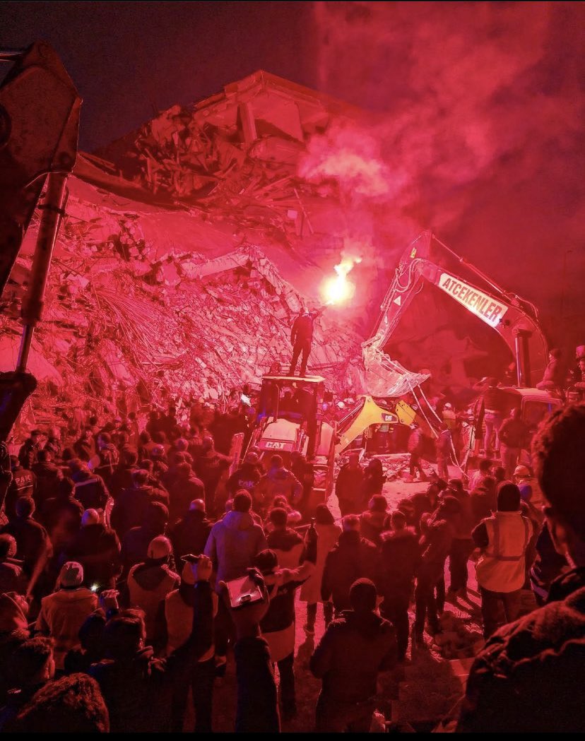 Bu görüntü bir maç çıkışı ya da şampiyonluk kutlamasından değil depremden sonra Antakya’da çekildi. Enkaza yukarıdan ışık tutması amacı ve umuduyla işaret fişeği kullanarak helikopterin dikkatini çekme çabasıdır. Bir fotoğraf en fazla ne kadar çaresizlik kokabilir ki.